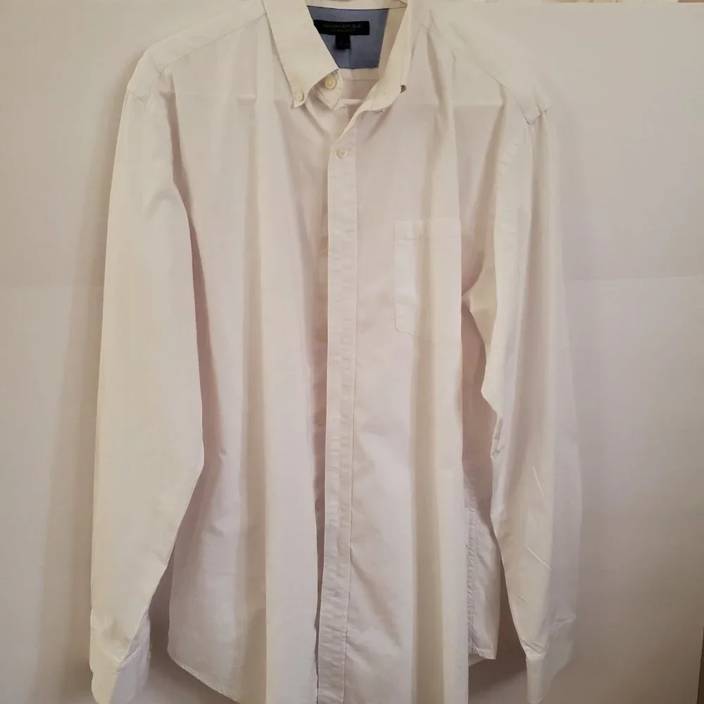 Banana Republic classic button down white shirt Size L. 97% cotton 3%Lycra.